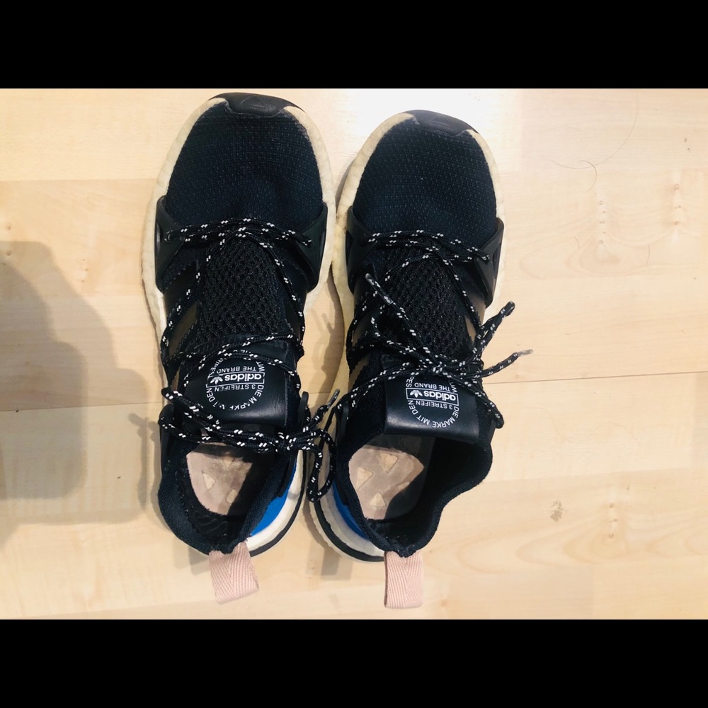 Adidas Athletic weightless shoes sneakers